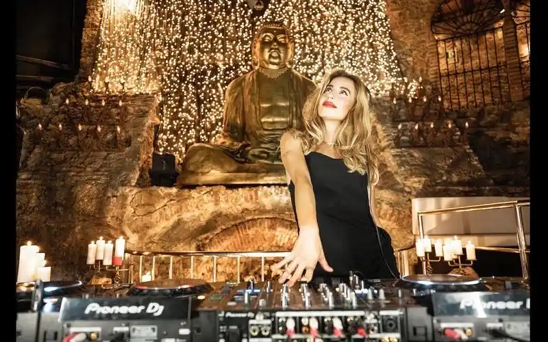 【美女dj】juicy m 佛陀神像打碟现场 melodic house,techno_哔哩哔哩