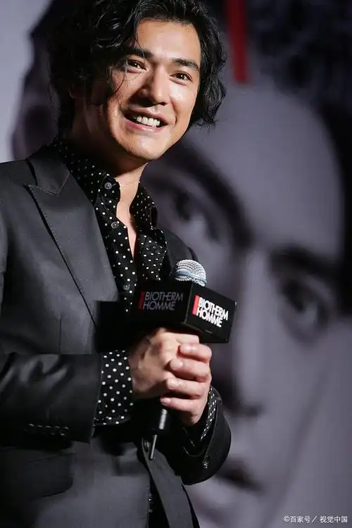 男人对你动心的7种眼神