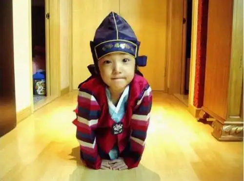 谁有李俊基小时候的相片啊?发几张给我好吗?