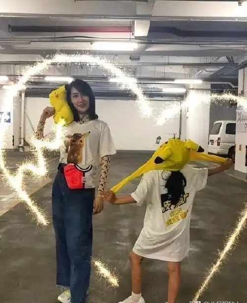 这两天,有网友拍到了雷佳音跟他妻子一块儿逛超市的照片.