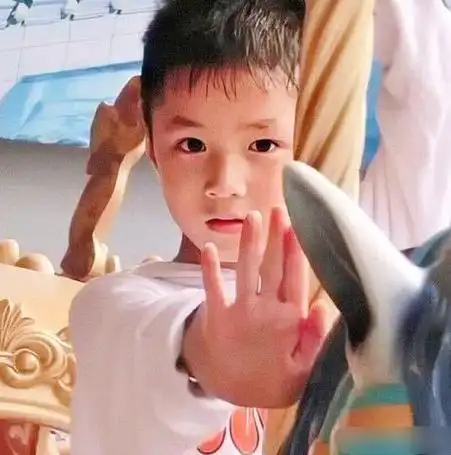 刘耀文六一分享童年照##刘耀文分享童年照