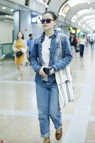 牛仔外套 白tee 牛仔裤 马丁靴时髦潮范.