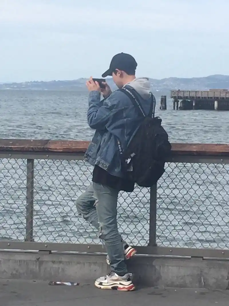 灿烈的男亲标准背影 看了想一把抱住啊