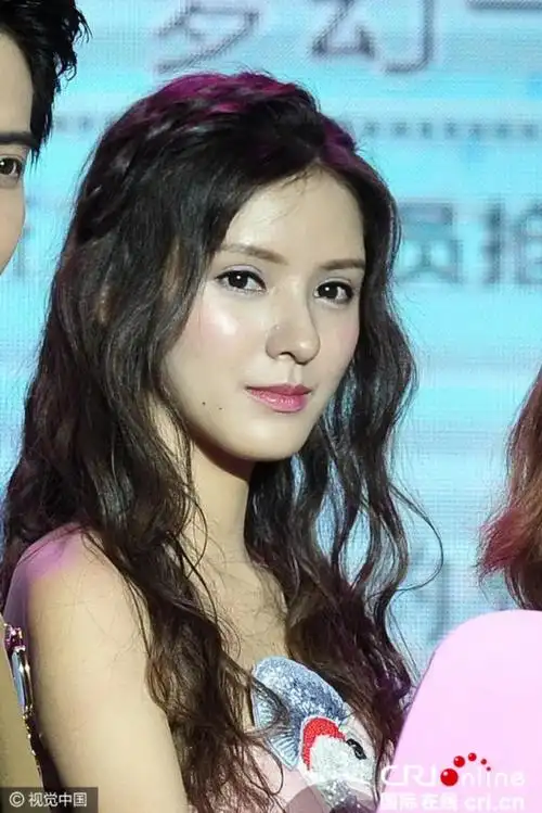 王思聪前女友张予曦穿裙子玩拔河 面僵脸肿毫无表情