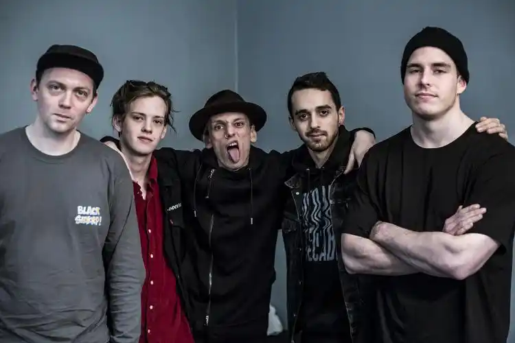 teresa要像林杨一样  英伦乐队counterfeit于2017年3月17日发布了他