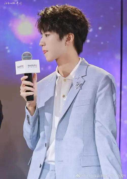 王俊凯蓝色穿搭合集,好一个甜甜的崽