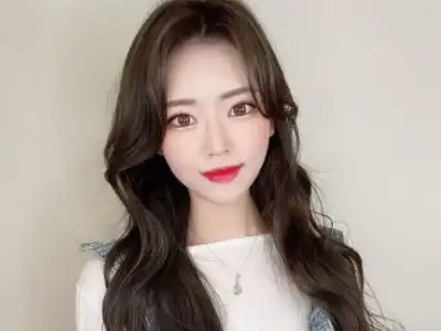 加上刘海越加显得脸小精致,甜美的波波头可是超百搭的修颜发型