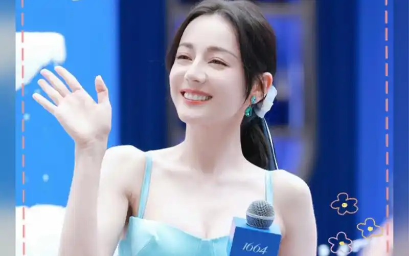 迪丽热巴好清凉舒适的衣服颜色!