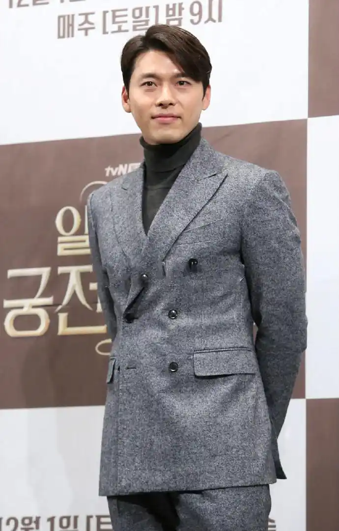 韩国男神玄彬现身活动,灰色西装搭配黑色高领,这脸是怎么了?