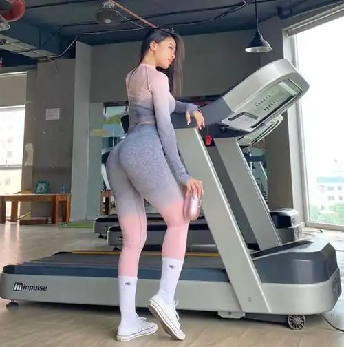 越南健身女教练,身材饱满,肌肉线条美,网友:完美女友