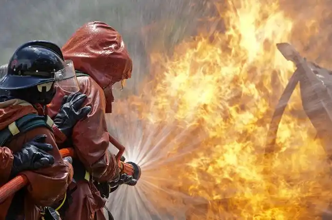 救火的消防员战士