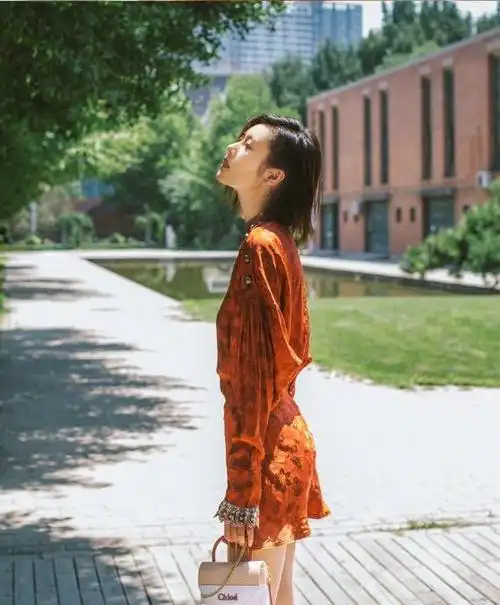 侧面是最为合适的,但并没有一个适合所有人的标准侧身角度,一般以正侧