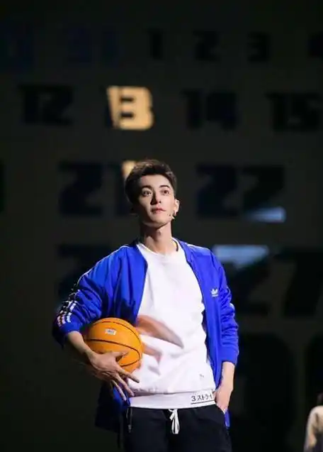 "天天小兄弟"成员身份的佟梦实(石头),通过《一年级大学季》正式进入