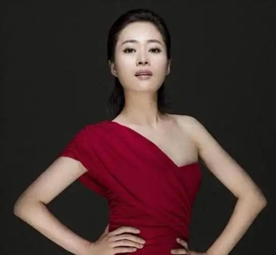 他凭闯关东爆红,娶美女同桌为妻,生一双儿子,一家四口幸福美满