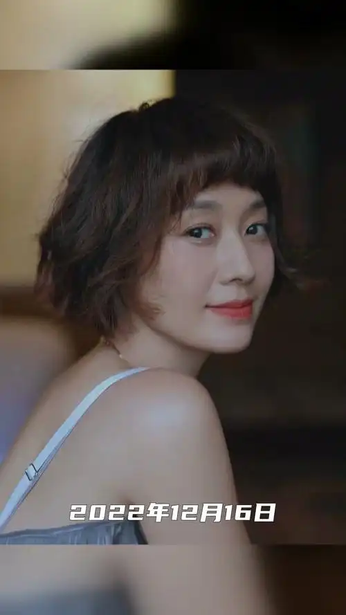 马伊琍着吊带裙大秀美背!雪肤玉貌短发红唇太性感妩媚