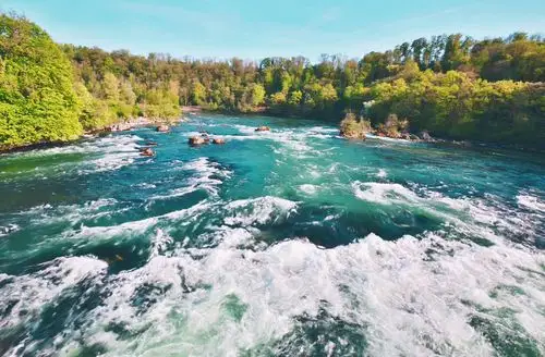 瑞士莱茵河美景夏天虽炎热也不能阻挡旅行的脚步
