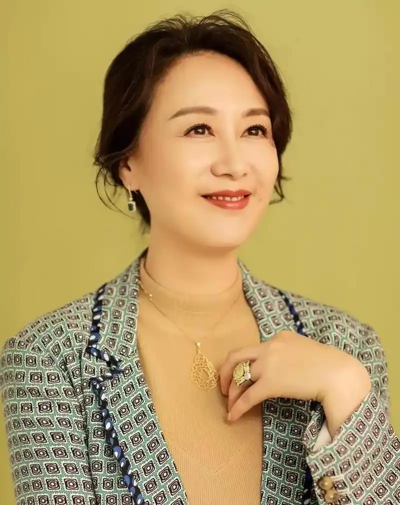 如今吴玉芳年过花甲早已是公认的人生赢家,戏里,人人都夸赞的老戏骨