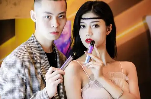 [在数百名电子雾化器行业大佬及渠道商的见证下,业内期盼已久的电子