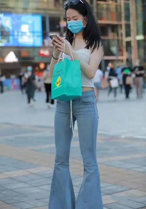 原创条纹背心搭配喇叭裤时尚大气个性十足的轻复古穿搭