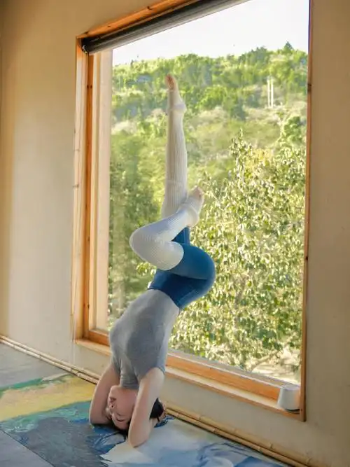 瑜伽倒立换个角度看世界换种态度去生活