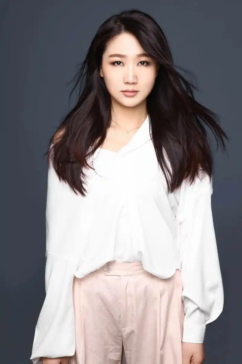 组图:孙露新专辑概念写真曝光 展知性成熟美_高清图集_新浪网