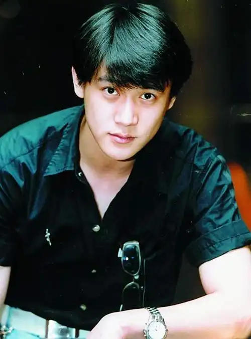 22岁陆毅帅气照片,不输王力宏,赛过林俊杰