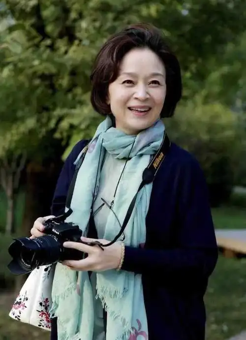 下面就来盘点几位,常年在各种电视剧里,给小辈份演员饰演母亲的演员.