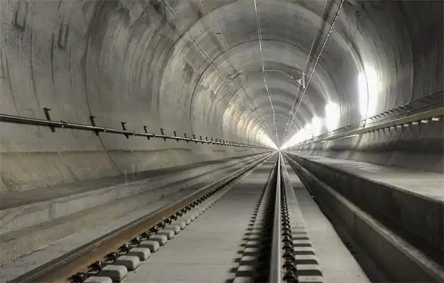 坐火车过这个隧道要近一个小时,挖了十七年震撼世界!