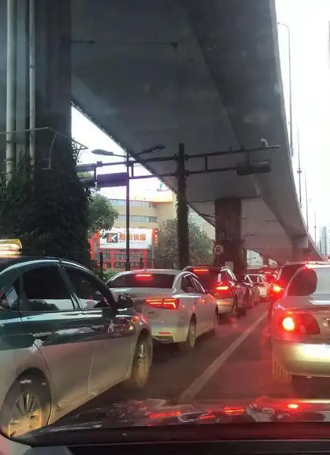 晚高峰,很多下班人哭了:全杭州的情侣都出门了吗?