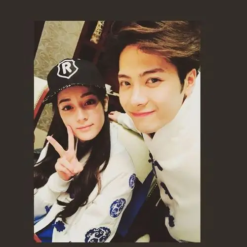 王嘉尔 迪丽热巴 跑男