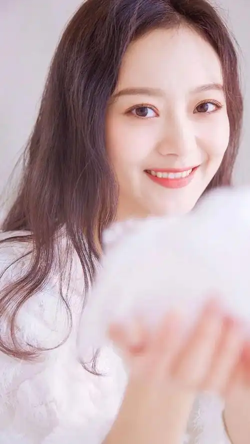 长发气质美女落落大方干净纯美