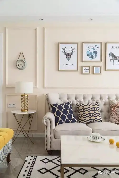 奶咖色基调的墙面,勾勒线框造型,搭配不同尺寸的简框画,打造出质感