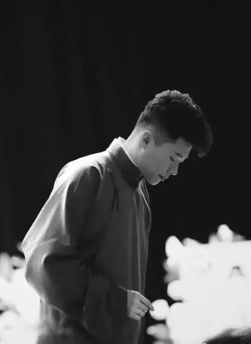 有没有德云社成员很霸气的黑白图片?