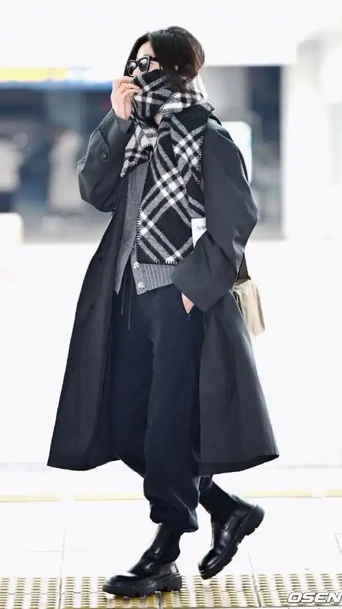 全智贤今日仁川机场街拍,受邀出席伦敦秋冬大秀的她,用一袭