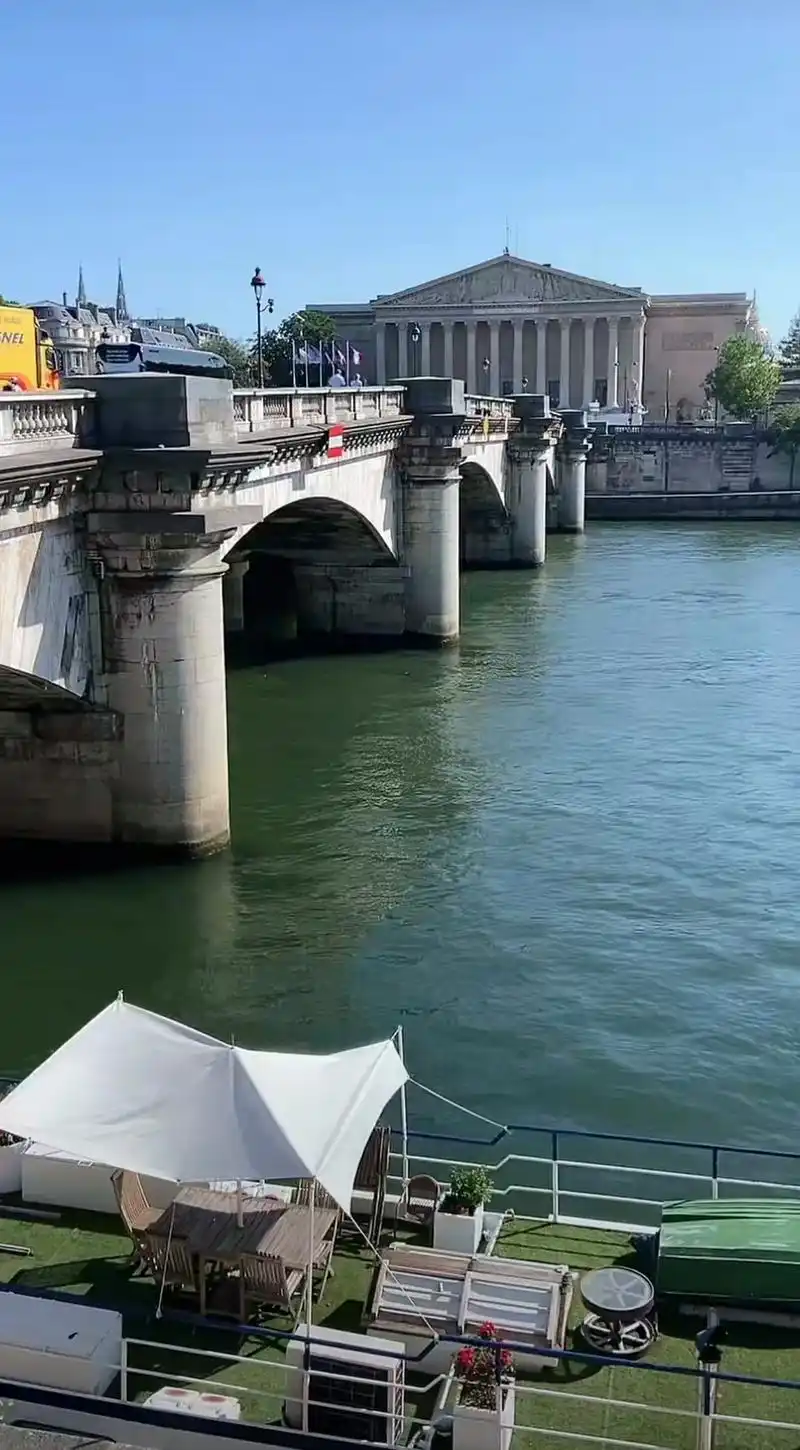 海的这边 初夏的巴黎|塞纳河畔时尚街拍.#巴黎女人 #塞纳 - 抖音