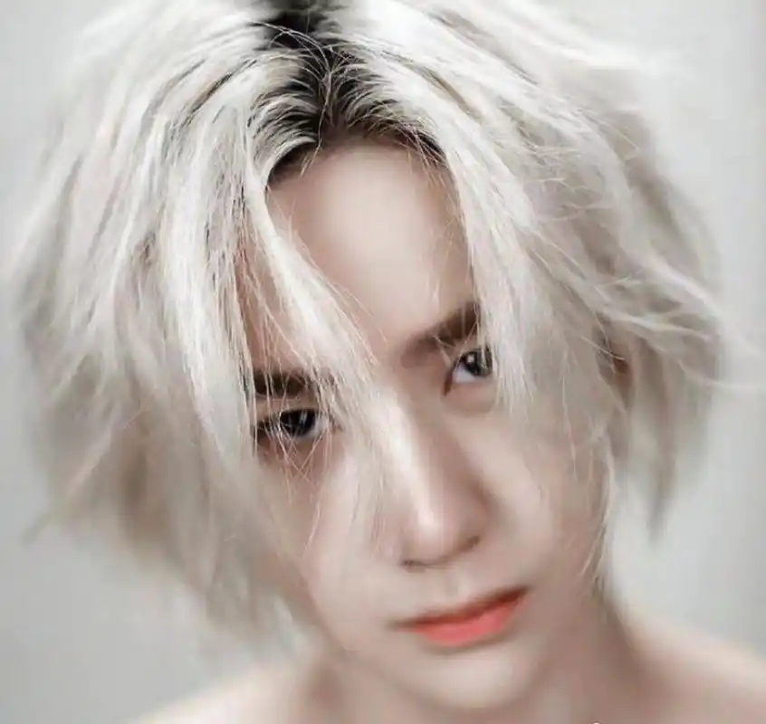 无论是参加时装周活动还是机场亮相,王一博总能给人们留下深刻的印象.