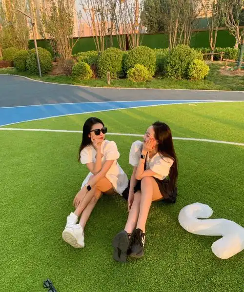 姐妹草坪拍照姿势