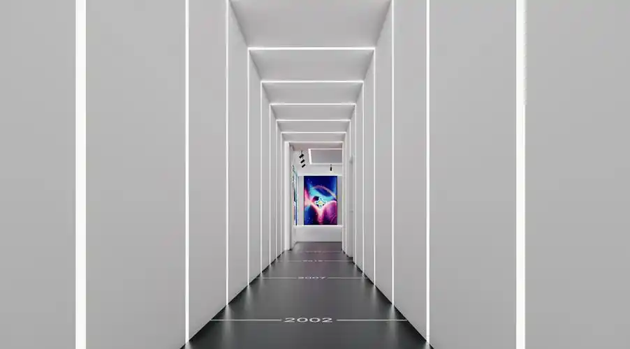 光带还可带动局部墙块产生色彩变化,动感酷炫,将观众带入时光隧道