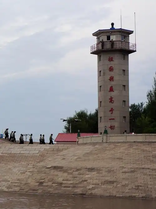 在黑龙江上拍摄中俄两国哨所 (共p)