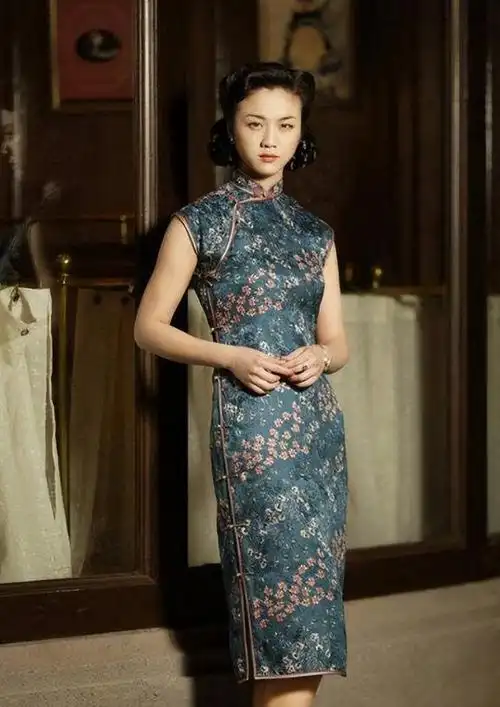 在影片之中,旗袍作为主打服饰贯穿于整个剧集,并集中展示了女性的性感