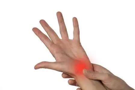 在白色背景上红色标记的手上和手心里的痛照片