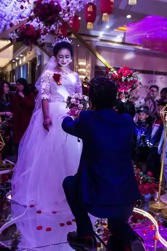 新郎向新娘求婚献花