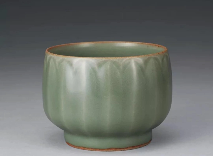 龙泉窑青瓷特点碧潭秋波旷世佳瓷盛行千年的龙泉窑青瓷拍卖鉴赏