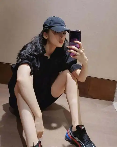 古力娜扎为显腿长拼了黑色短裤穿出二米既视感稳坐大陆第一美