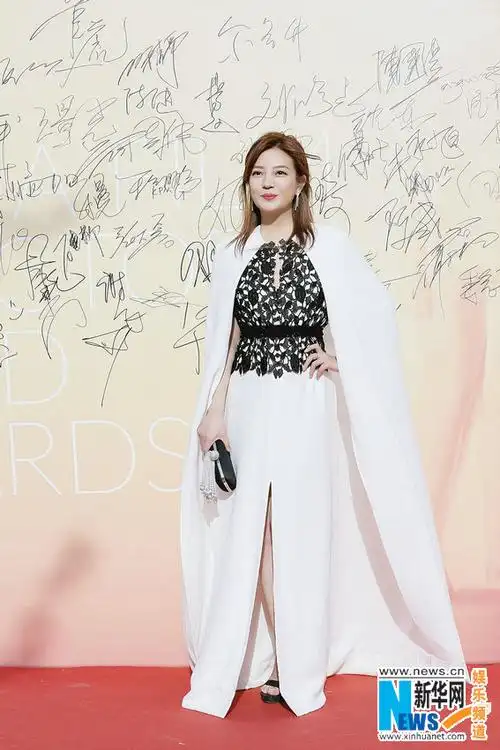 娱乐赵薇现身颁奖典礼白裙优雅笑容明媚