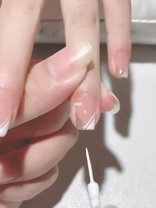 简单法式边美甲做法