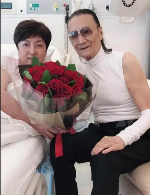 谢贤不得不卖掉自己所住的房子,"无家可归"之后在结拜义妹沈殿霞的