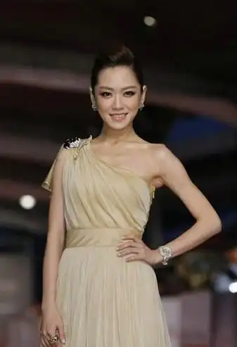 杨千霈街头热吻摸胸面不改色 富豪男友黄宝世魅力难挡