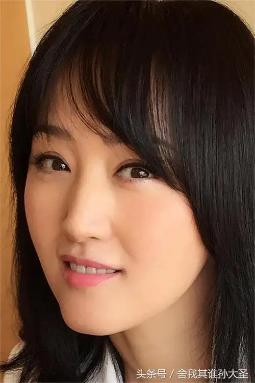 杨钰莹脸部特写高清大图,睁大你的钛合金双眼来找岁月痕迹
