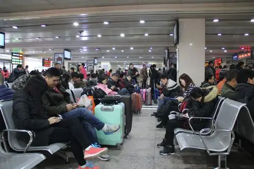 东莞:外来务工者乘动车离开,网友:为东莞蝉联空城冠军作贡献?